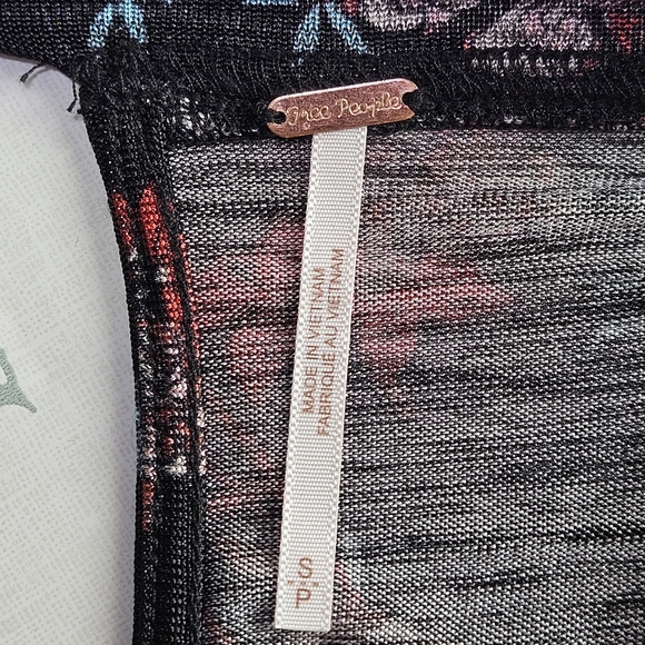 NWT!!! FREE PEOPLE Dock Side Black Comb FLORAL Blouse, Size Small - Picture 9 of 9